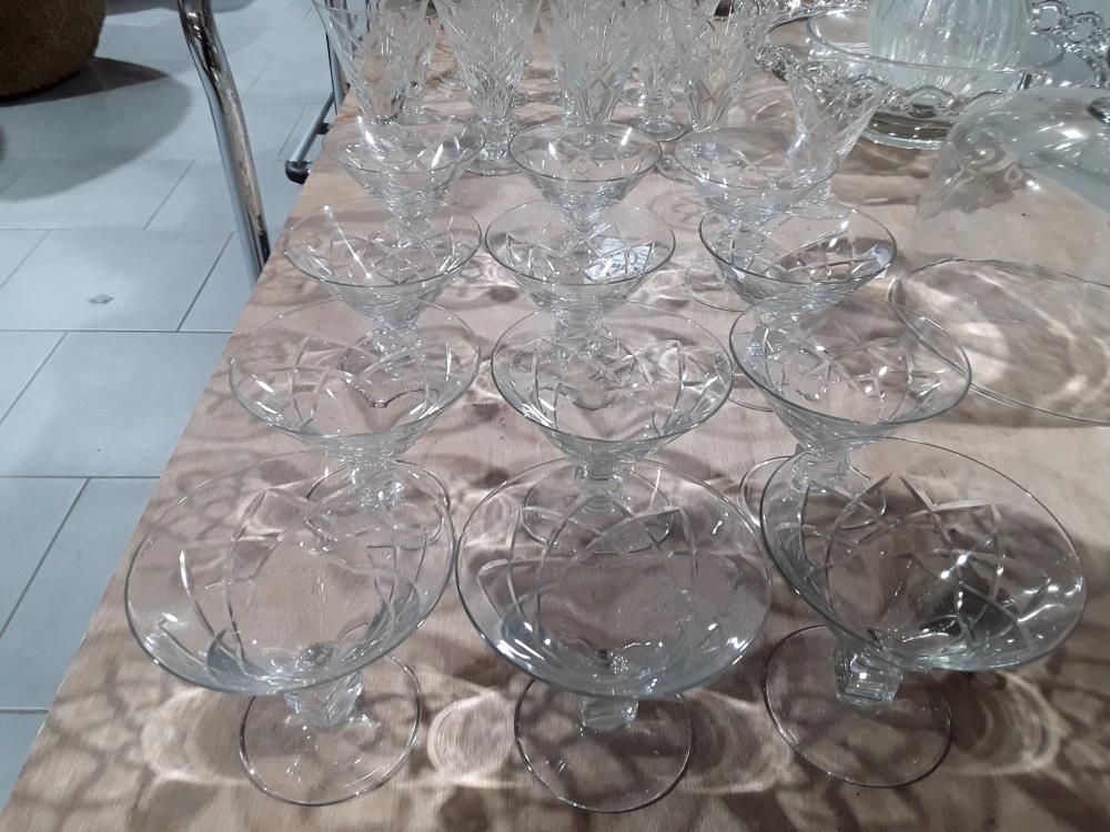 SERIE DE 29 VERRES CRISTAL TAILLÉ 