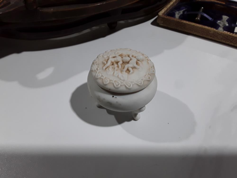 BOITE EN PORCELAINE MOTIF ANGELOTS 