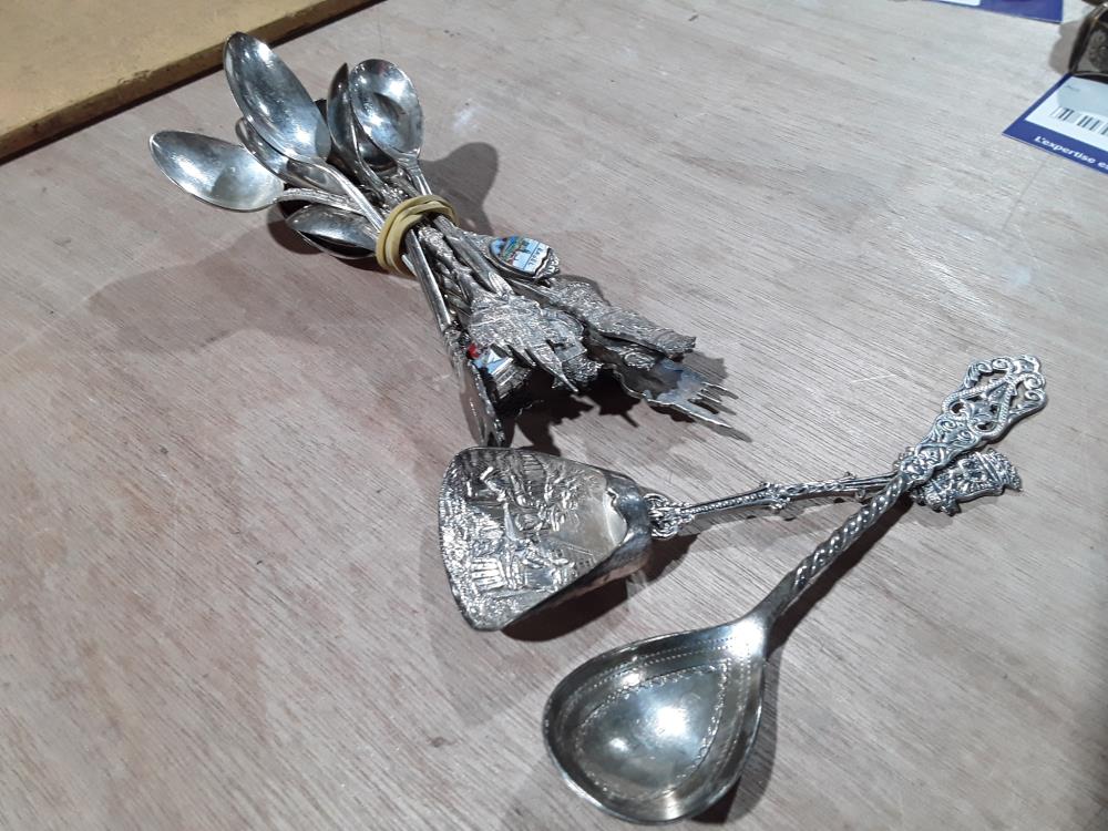 ENSEMBLE DE CUILLÈRES  DE COLLECTION VILLE D'EUROPE 