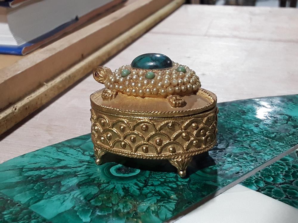 BOITE TORTUE AVEC PIERRE ET PERLES 