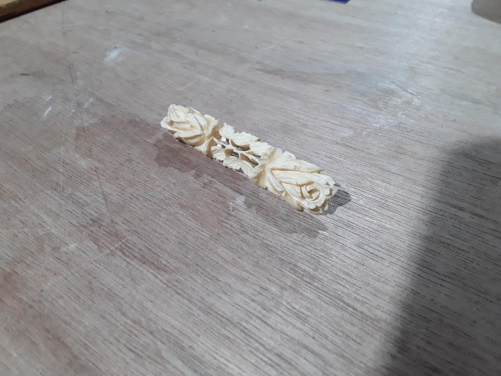 BROCHE EN IVORE SCULPTÉE FIN 19EME 