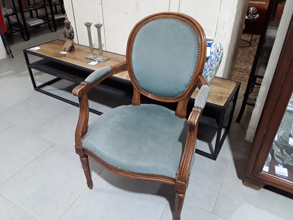 FAUTEUIL À MEDAILLON 