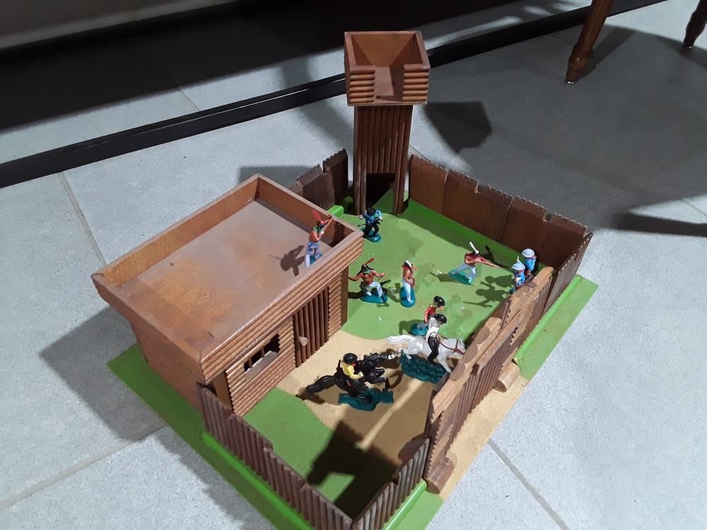 FORT JOUET AVEC SOLDAT EN PLASTIQUE (29)