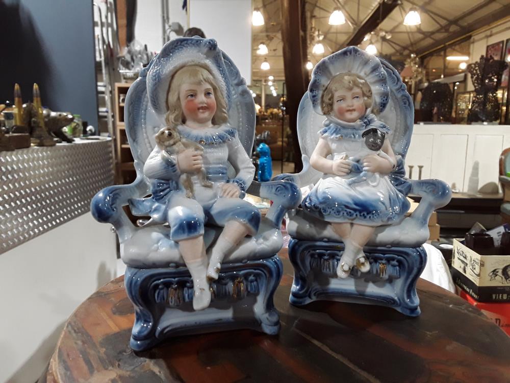 PAIRE DE POSTURE ENFANTS EN PORCELAINE TENDRE (76)