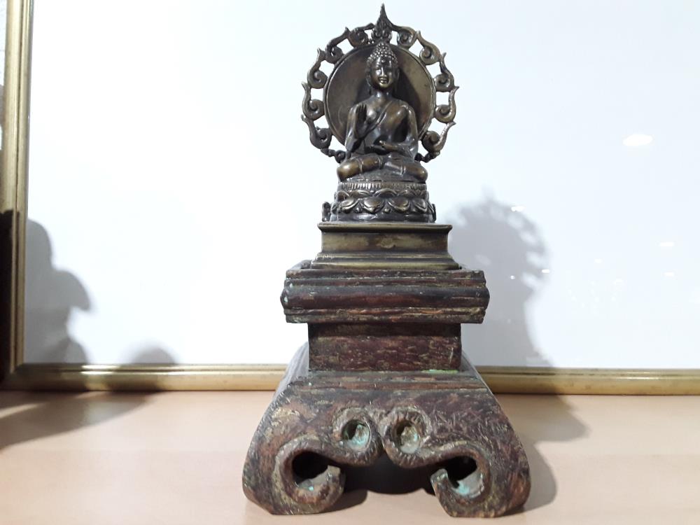 BOUDDHA EN BRONZE SUR SOCLE SCULPTÉ POLYCHROME 