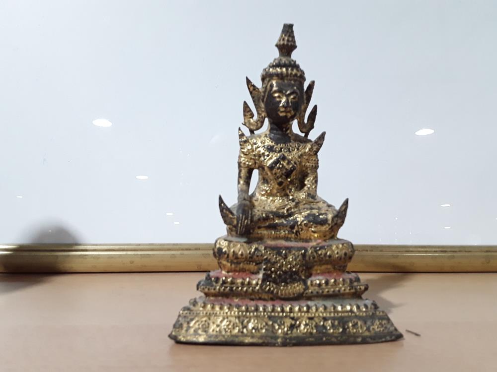 STATUETTE DE BOUDDHA EN BRONZE TEMPLE ATTACHES DANS LE DOS 