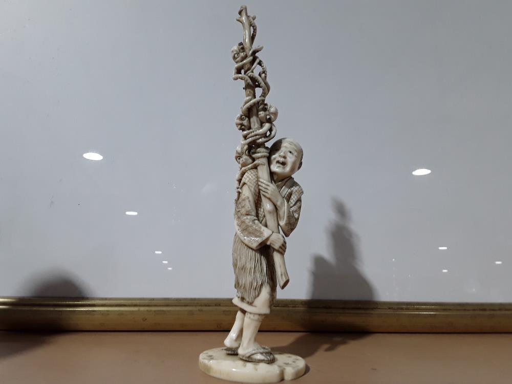 OKIMONO JAPONAIS FIN 19EME EN IVOIRE 