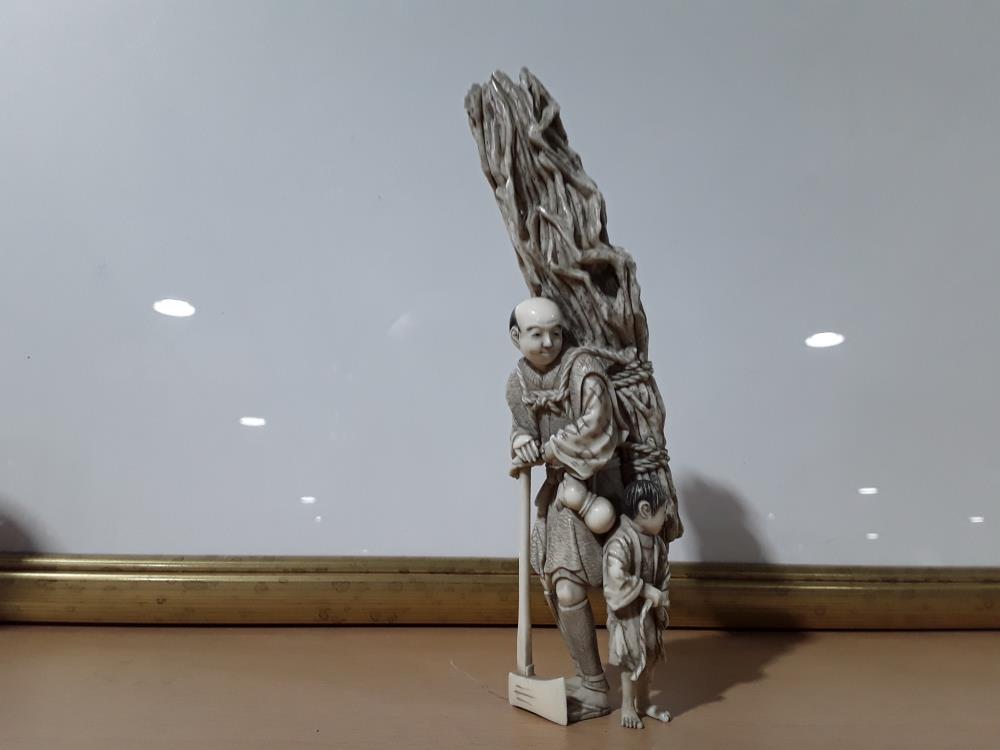 OKIMONO JAPONAIS FIN 19EME COUPEUR DE BOIS ET SON ENFANT 