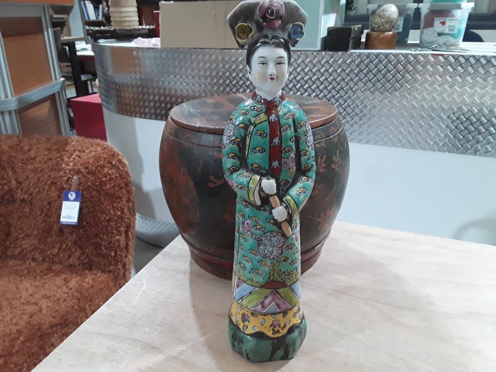 STATUETTE EN PORCELAINE PRINCESSE CHINOISE 