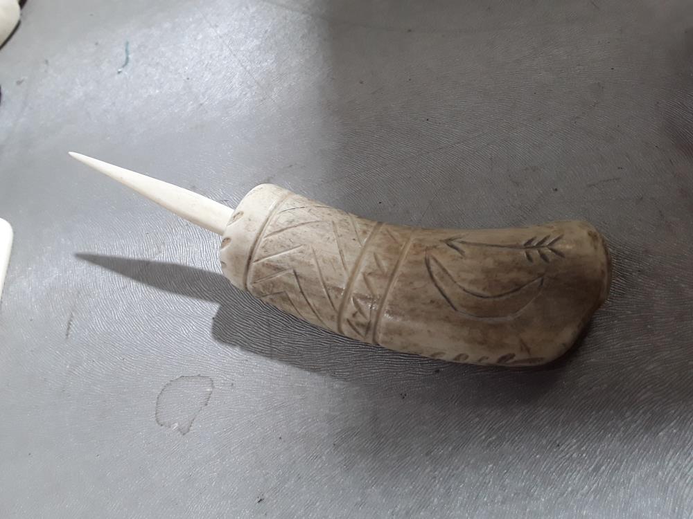 BOIS D'ÉLAN SCULPTÉ AMÉRIQUE DU NORD TRIBU INDIENNE 