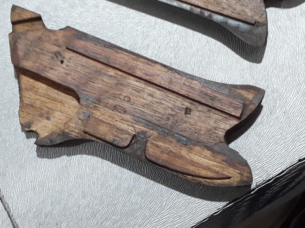 PAIRE DE PLAQUES LUGER 08 WW2 EN NOYER 