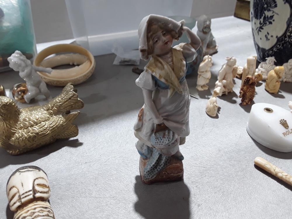 POSTURE FILLE EN PORCELAINE 