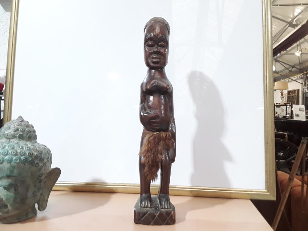 SCULPTURE AFRICAINE REPRÉSENTANT LA NATALITÉ 