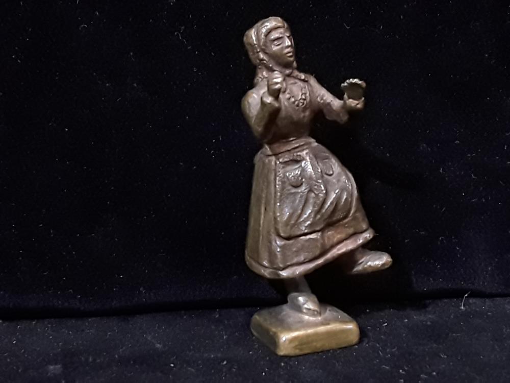 BRONZE REPRÉSENTANT UNE PAYSANNE FIN 19EME