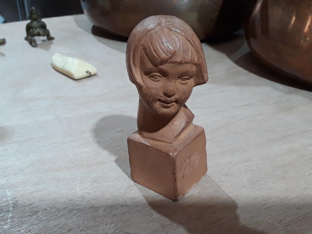 TERRE CUITE ANNEE 20 PETITE FILLE 