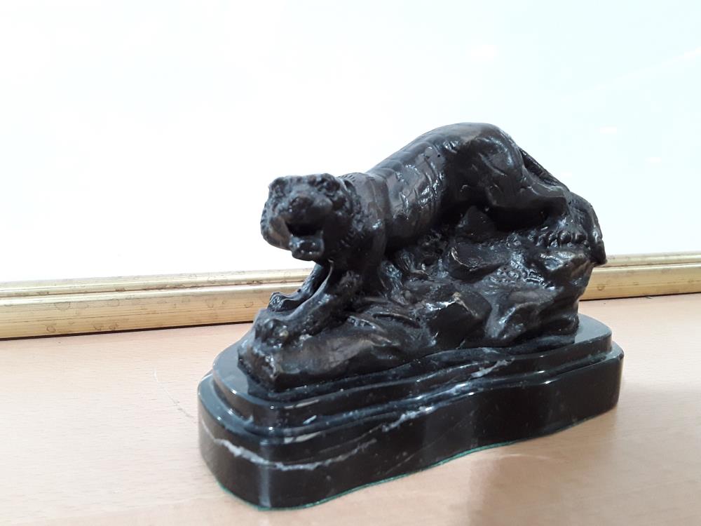 BRONZE TIGRE À L'AFFÛT MONTE SUR MARBRE BARIE 
