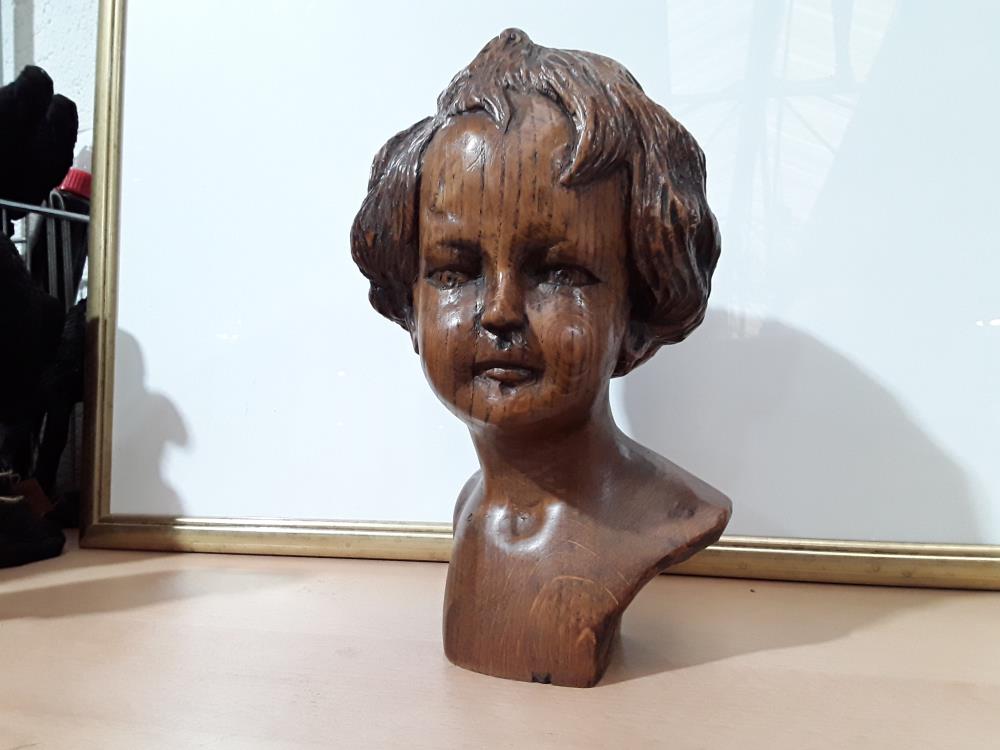 BUSTE D'ENFANT EN BOIS SCULPTÉ 