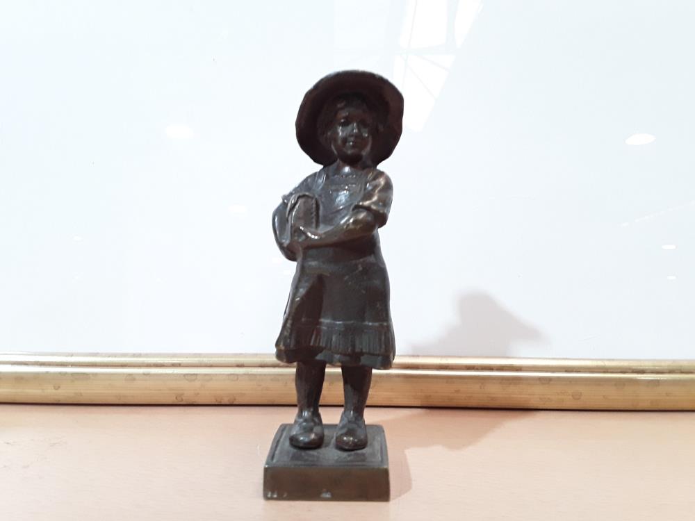 BRONZE PETITE FILLE ÉCOLIÈRE 