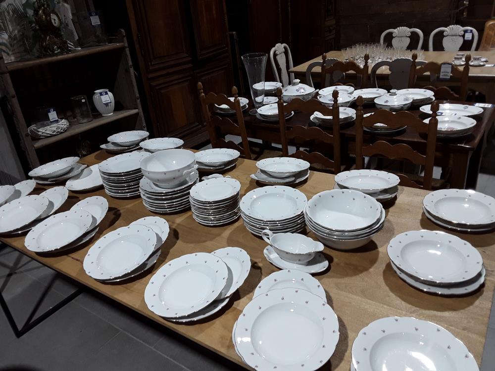 SERVICE DE TABLE COMPLET PLUS DE 24 COUVERTS