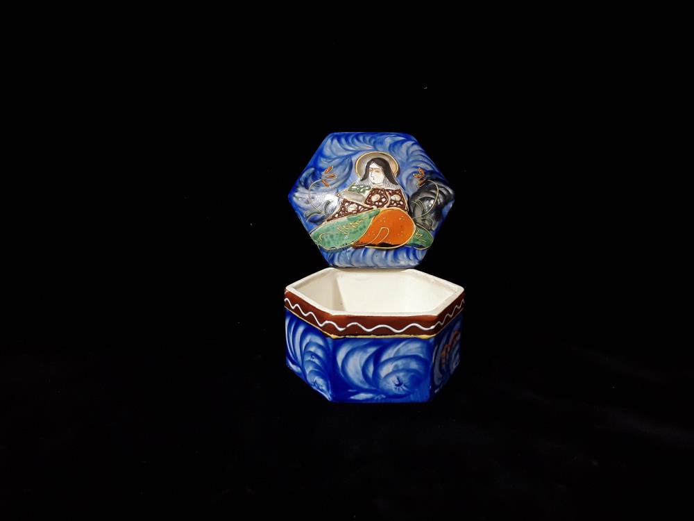 BOITE EN PORCELAINE CHINOISE 