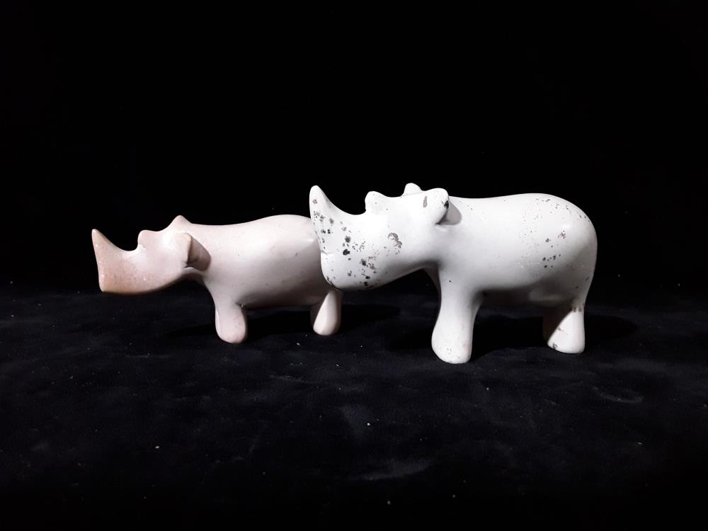 FIGURINES RHINOCÉROS EN PIERRE DE SAVON INDONÉSIEN 2 PCS