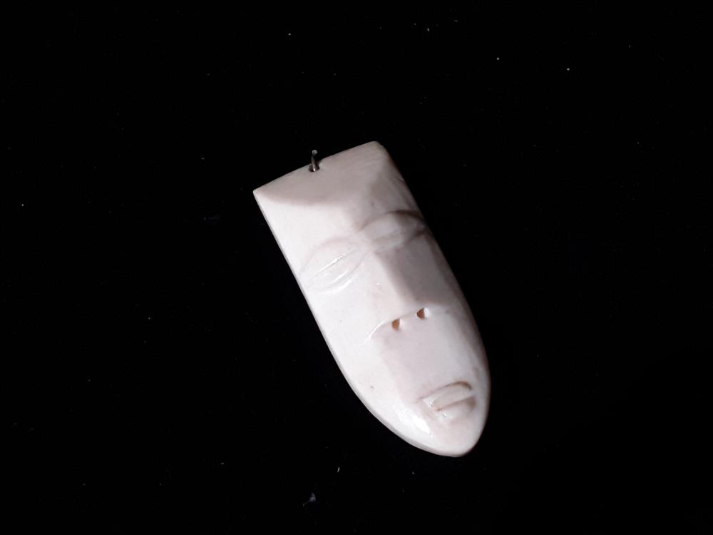 PENDENTIF MASQUE AFRICAIN EN IVOIRE DEBUT 20EME