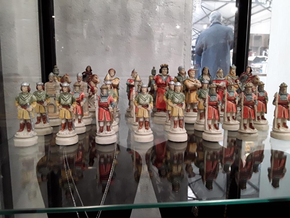 PERSONNAGES MEDIVAL D'ECHEC COLORER PEINT A LA MAIN 