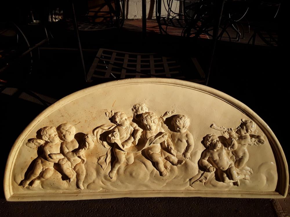 BAS RELIEF DE FRONTON REPRÉSENTATION D'ANGELOTS 
