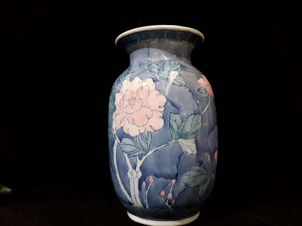 VASE ASIATIQUE EN PORCELAINE