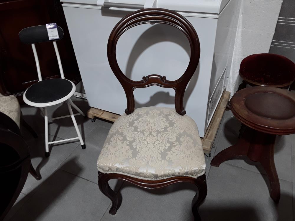 SERIE DE 4 CHAISSES EN ACAJOU 