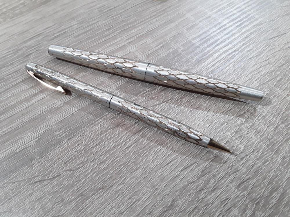 ENSEMBLE PORTE PLUME ET STYLO  SHEAFFER PLAQUÉ ARGENT 