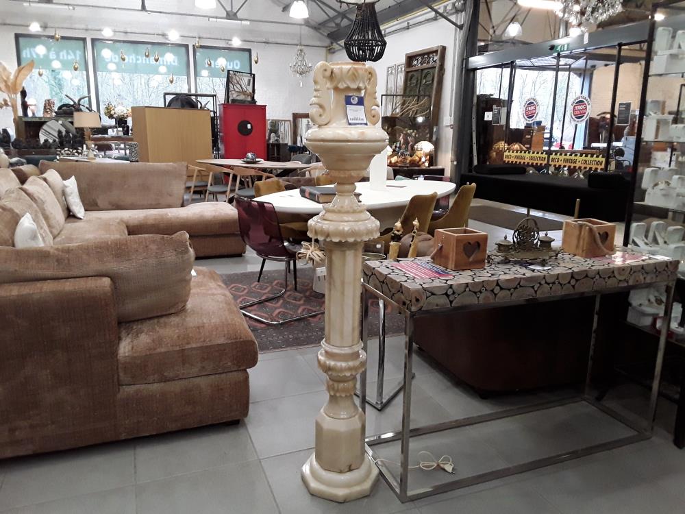 LAMPE EN ALBATRE SUR COLONNE