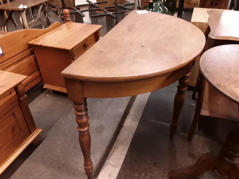 TABLE DEMI LUNE EN CHENE DE STYLE LOUIS PHILIPPE 