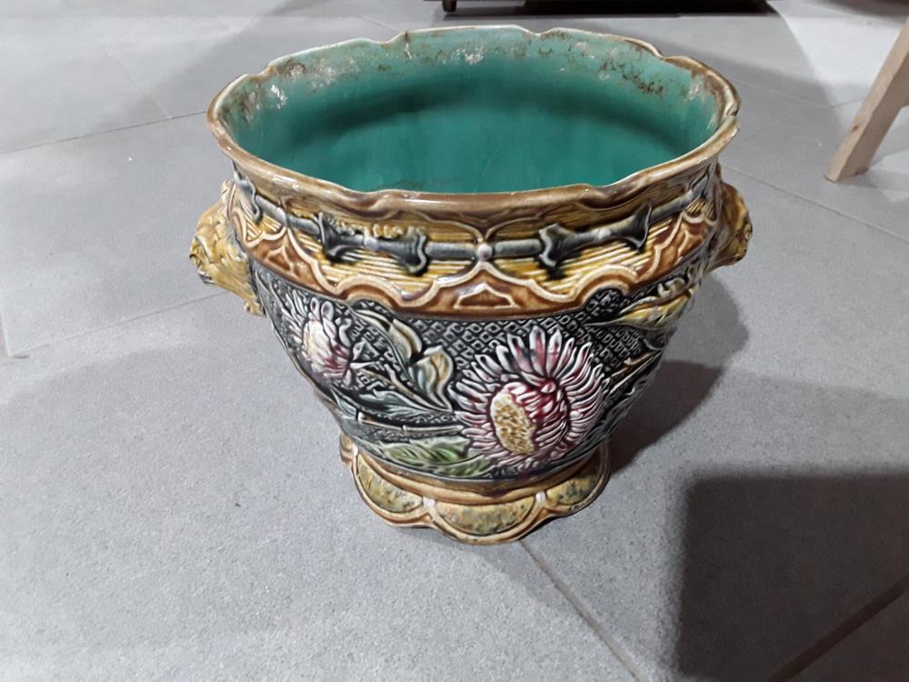 CACHE POT  EN FAIENCE BARBOTINE 1900