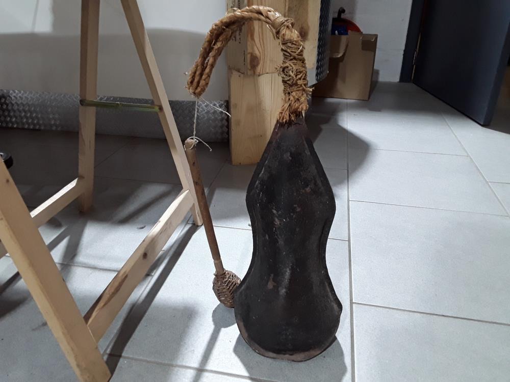 CLOCHE ANCIENNE DE VILLAGE CONGO NKUTSHU REGION NKUNI DEBUT 20EME