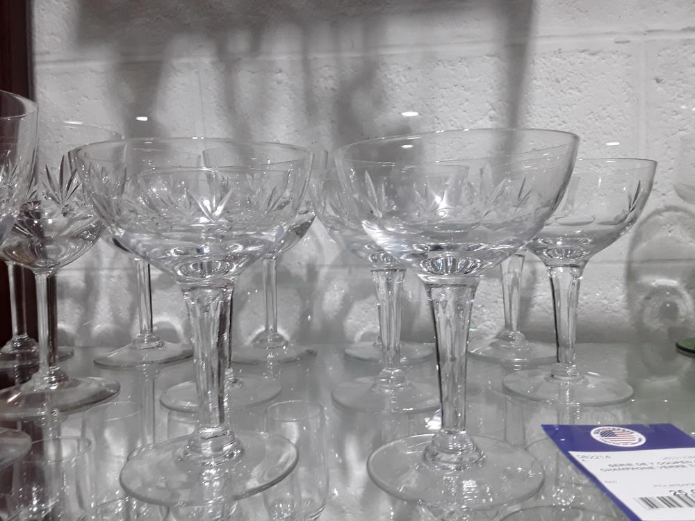 SERIE DE 7 COUPES A CHAMPAGNE VERRE TAILLÉ  