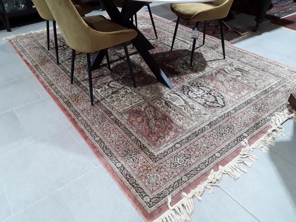 TAPIS TRADITIONNEL PERSAN MOTIF FLORAL