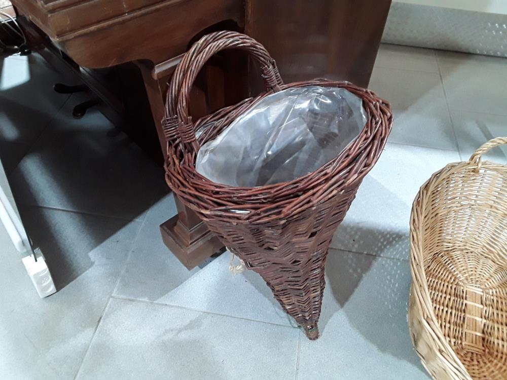 PANIER EN OSIER À FLEUR SUSPENDRE 