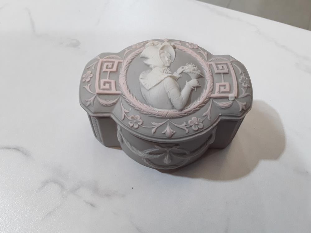 BOITE A BIJOUX  FIN 19EME EN WEDGWOOD 