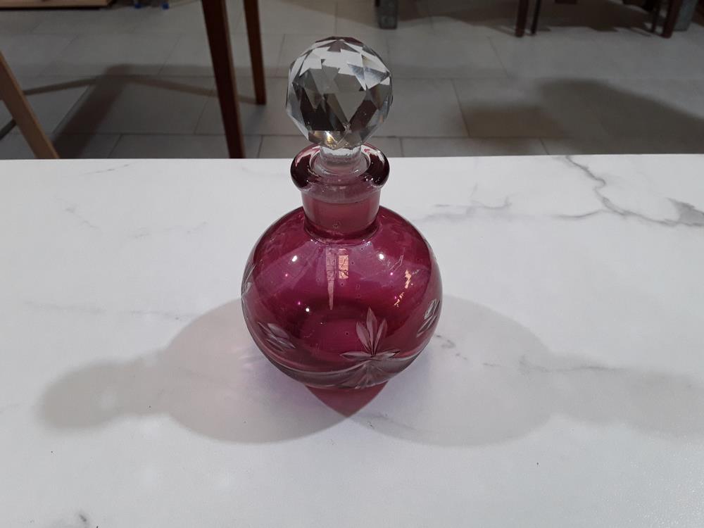 FLACON EN VERRE TAILLÉ ROSE 