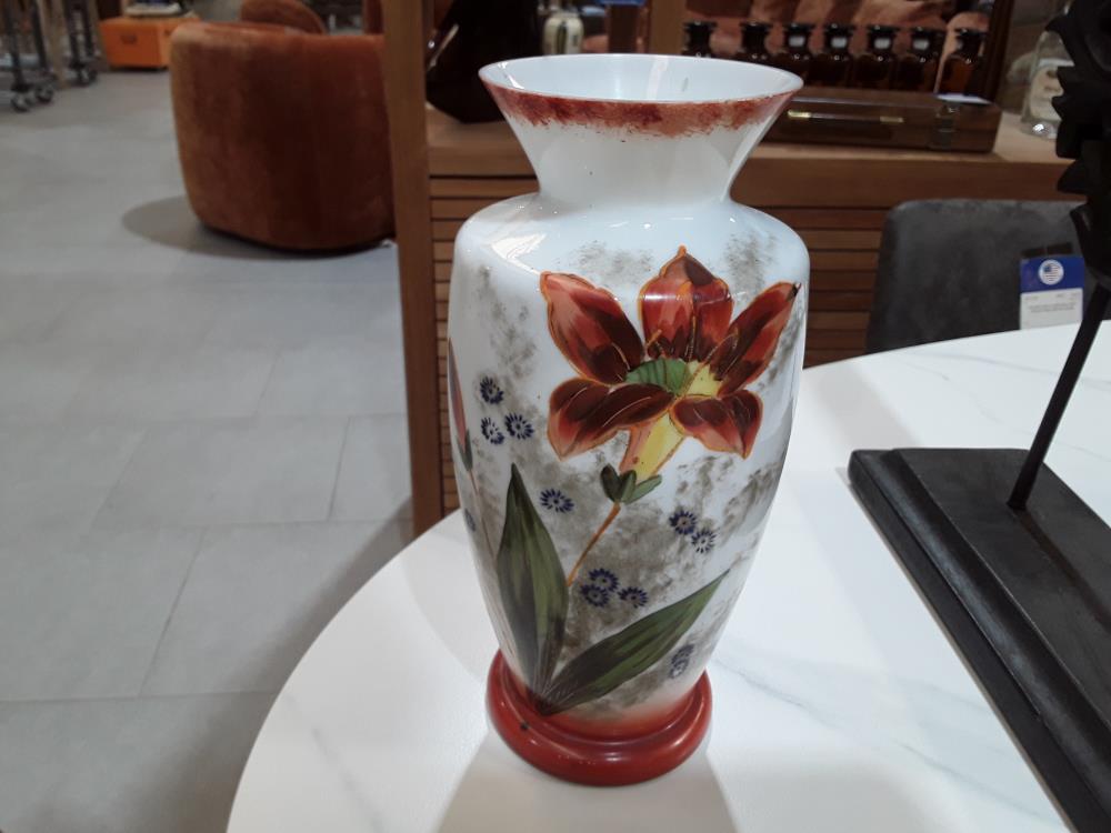 VASE OPALINE MOTIF LYS 