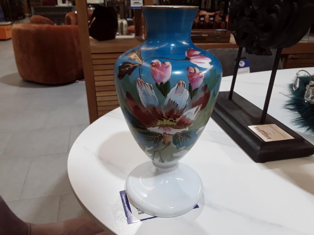 VASE OPALINE MOTIF FLORALE FORME BALUSTRE 