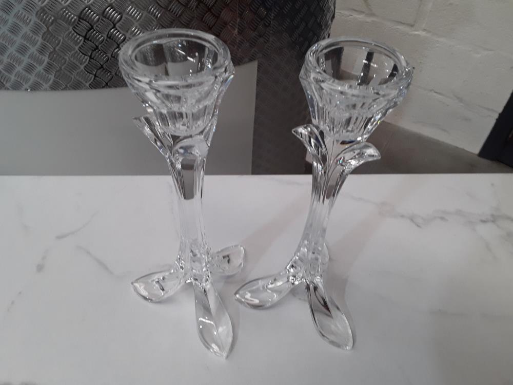 PAIRE DE BOUGEOIRS EN CRISTAL 
