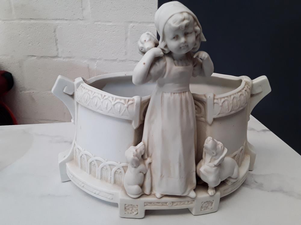 JARDINIÈRE EN PORCELAINE DEBUT 20EME 