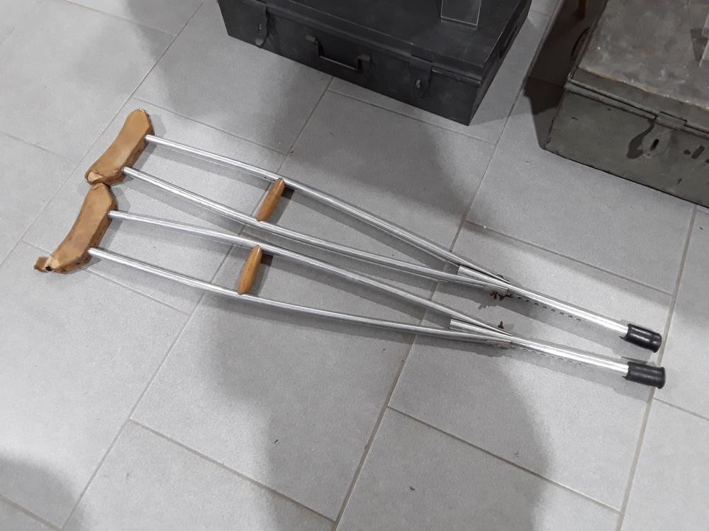 PAIRE DE BÉQUILLES VINTAGE 