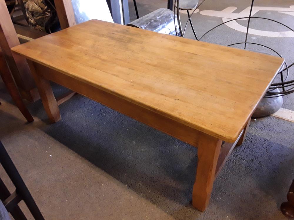 TABLE EN CHENE DE SALON LONGUEUR 110 LARGEUR 55 HAUTEUR 46