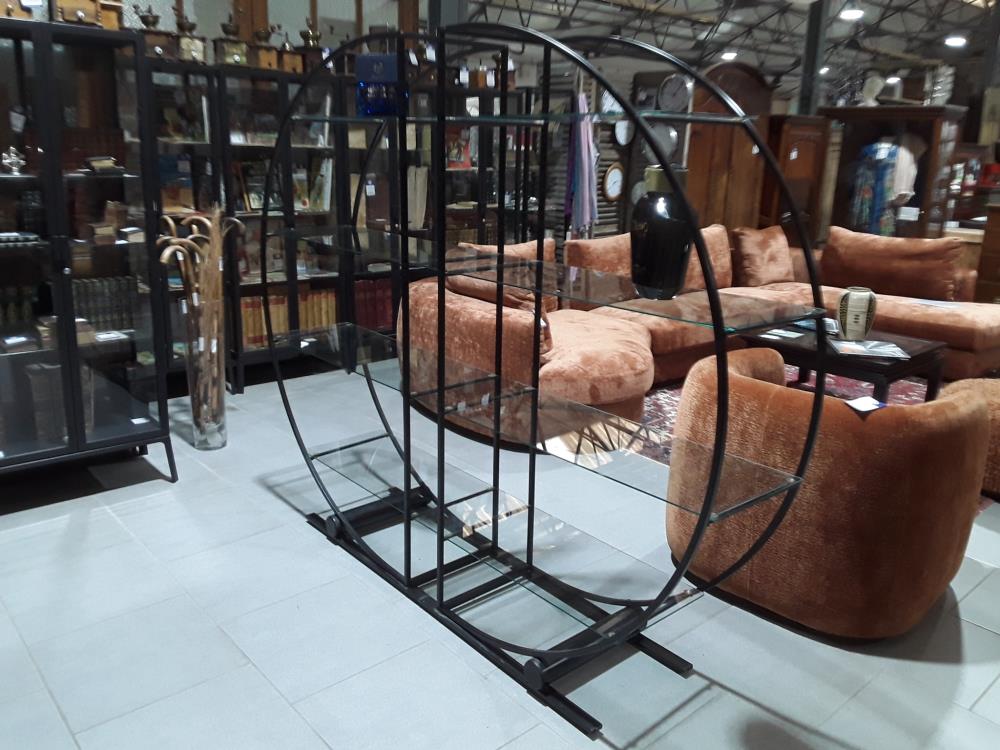 ETAGERE RONDE EN VERRE ET METAL NOIR DE ST MILO BAUGHMAN