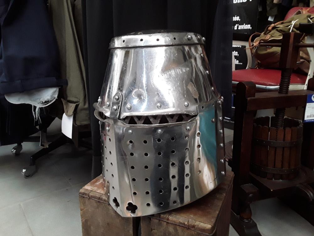 HEAUME DE CHEVALIER MEDIEVALE RECONSTITUTION 