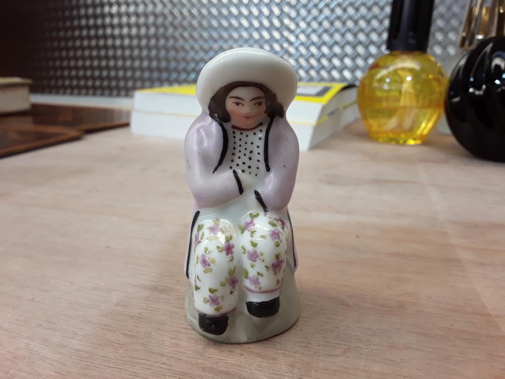 PETITE FIGURINE EN PORCELAINE BRETON 