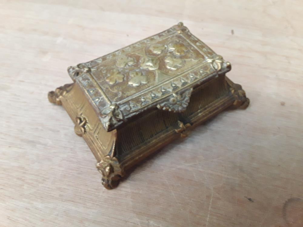 PORTE TIMBRES EN LAITON BAS RELIEF DEBUT 20EME 